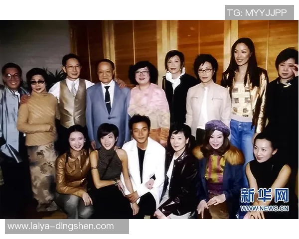 张国荣与足球明星亲密合影展现偶像魅力与运动精神的完美结合